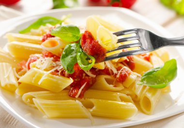 Bolognese sos ve fesleğen ile makarna.