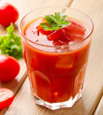 Kokteyl domates ve buz ile. 