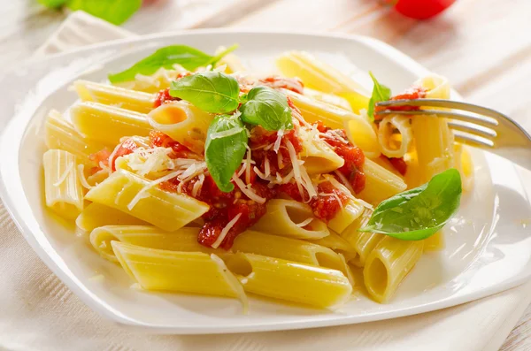 Pasta with bolognese sauce and basil. — Stock Photo, Image