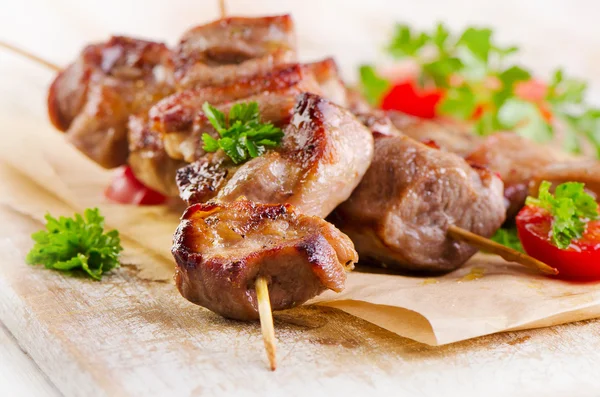 Kebabs served with vegetables — Stock Photo, Image