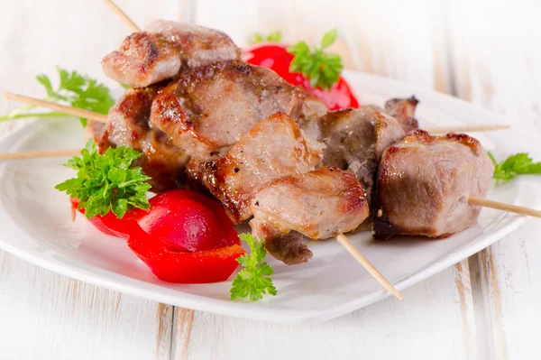 Kebabs served with vegetables on a  white plate — Stock Photo, Image