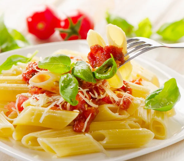 Pasta med köttfärssås och basilika. — Stockfoto