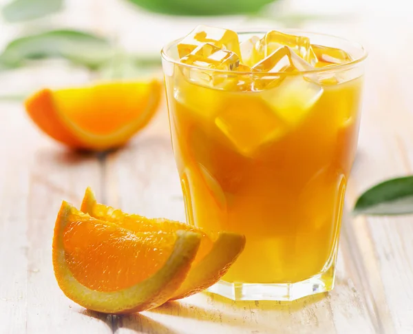 Glas Orangensaft mit Eis . — Stockfoto