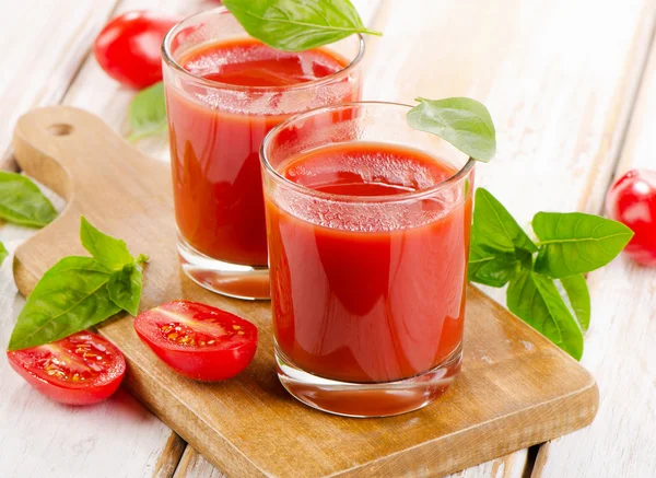 Tomato juice and fresh tomatoes — Stock Photo, Image