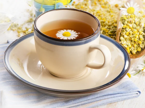Šálek čaje s heřmánkovými květy. — Stock fotografie