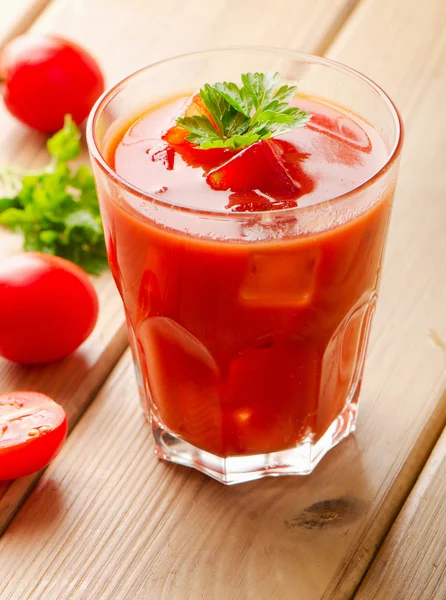 Cóctel de tomate con hierbas y hielo . —  Fotos de Stock