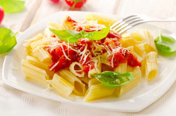 Bolognese sos ve fesleğen ile makarna.