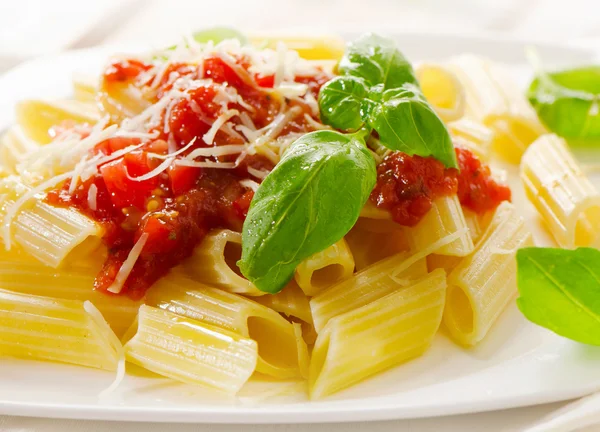 Pasta with bolognese sauce and basil. — Stock Photo, Image