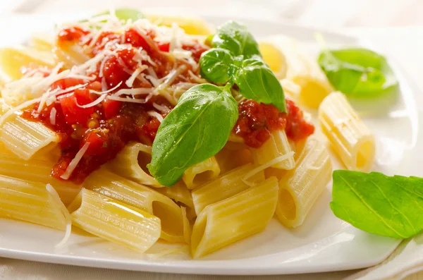 Pasta with bolognese sauce and basil. — Stock Photo, Image