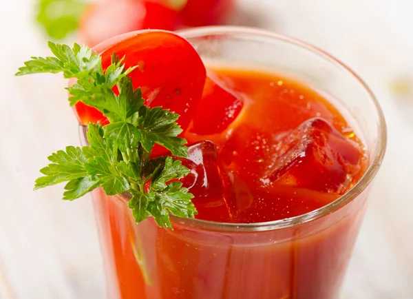 Cocktail de tomate com ervas frescas e gelo . — Fotografia de Stock