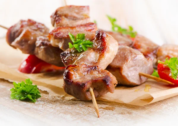 Pork kebabs served with vegetables — Stock Photo, Image