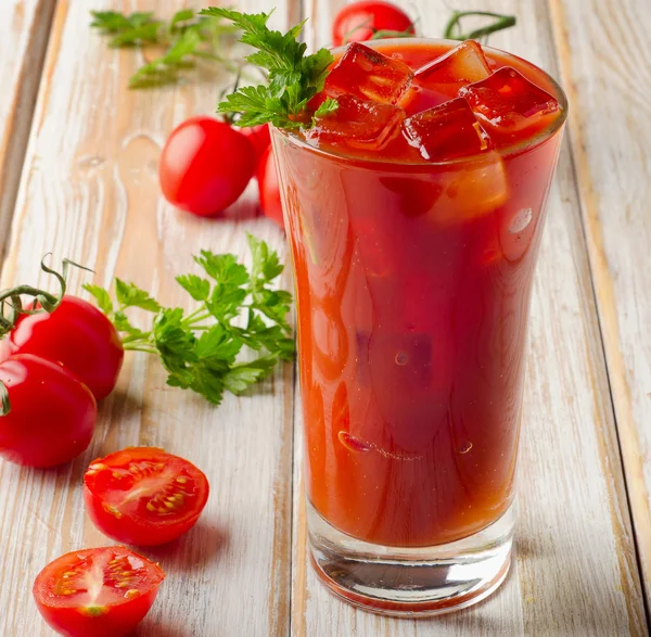 Bloody Mary Alcoholic cocktail with  ripe  tomatoes — Stock Photo, Image