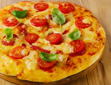 İtalyan pizza domates ve peynir ile