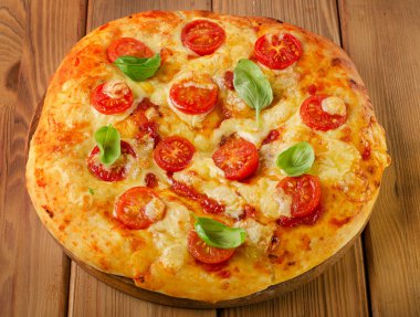 İtalyan pizza domates ve peynir ile