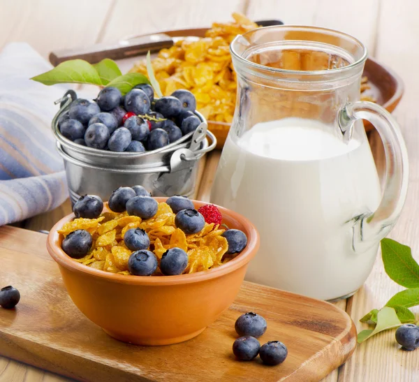 Copos de maíz con arándanos frescos y leche — Foto de Stock