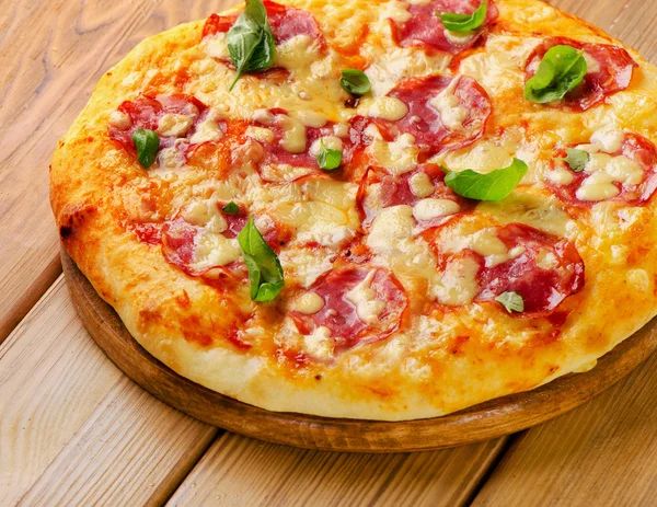 Pizza de salame caseira fresca — Fotografia de Stock