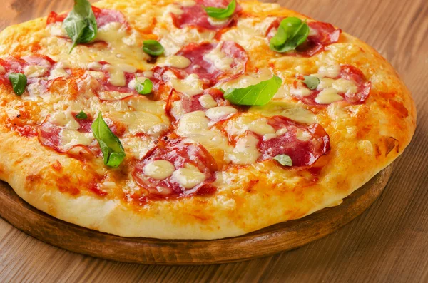 Färsk hemgjord salami pizza — Stockfoto