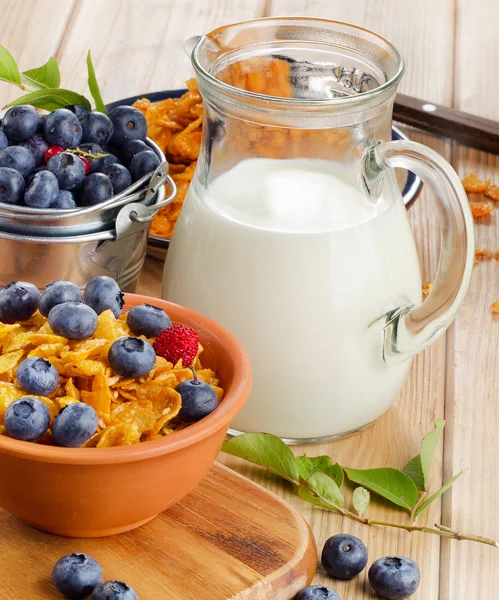 Cornflakes mit frischen Blaubeeren und Milch — Stockfoto