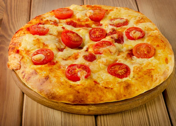 Ev yapımı İtalyan pizza domates ile — Stok fotoğraf