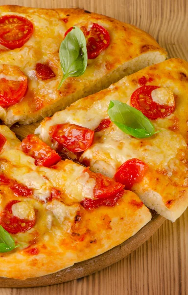 Italiaanse pizza met tomaten en kaas — Stockfoto