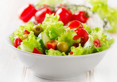 Tabak karışık sebze salatası