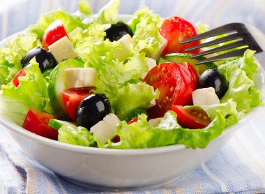 Beyaz peynir ile Yunan sebze salatası