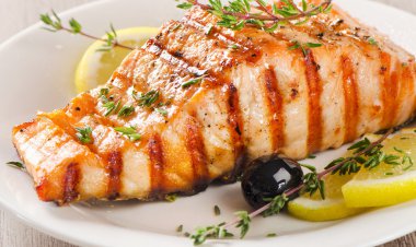 Limon ve zeytin ızgara somon