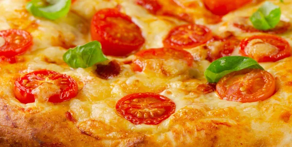 Pizza casera con queso — Foto de Stock