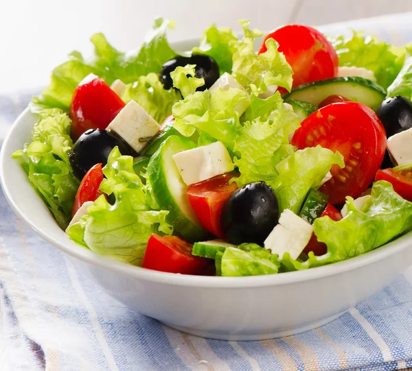 Griekse plantaardige salade met feta — Stockfoto