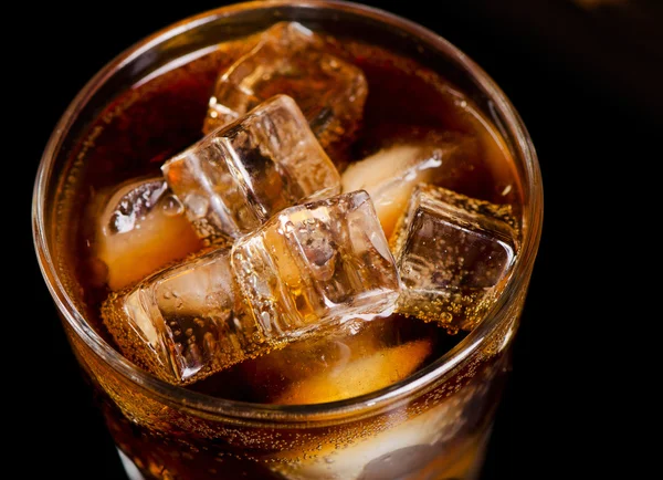 Glas Cola mit Eis — Stockfoto