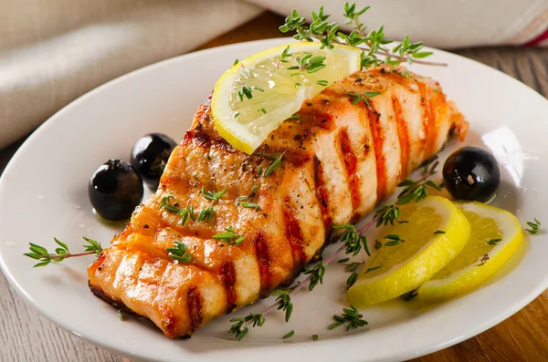 Zalm met citroen, olijven en tijm — Stockfoto