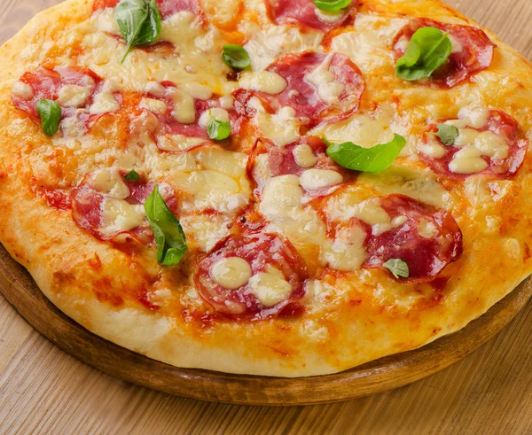 意大利腊肠披萨用奶酪和罗勒 — 图库照片