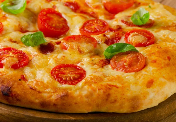 Домашня піца з сиром — стокове фото