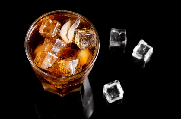 Verre de cola avec glace — Photo