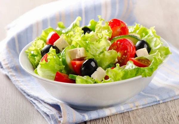 Griekse plantaardige salade met feta — Stockfoto