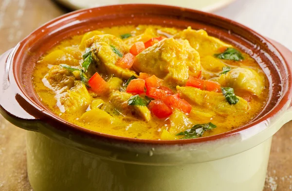 Curry in Tonschüssel — Stockfoto