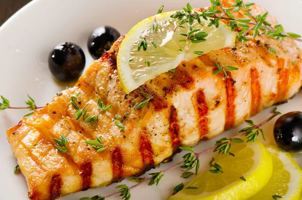 Grilled Salmon with lemon and olives — Stock Photo, Image