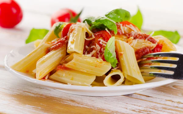 Penne pasta med köttfärssås — Stockfoto