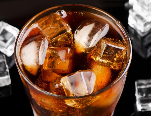 Bicchiere di cola con ghiaccio — Foto Stock