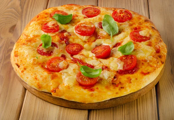 Ev yapımı pizza peyniri ile — Stok fotoğraf
