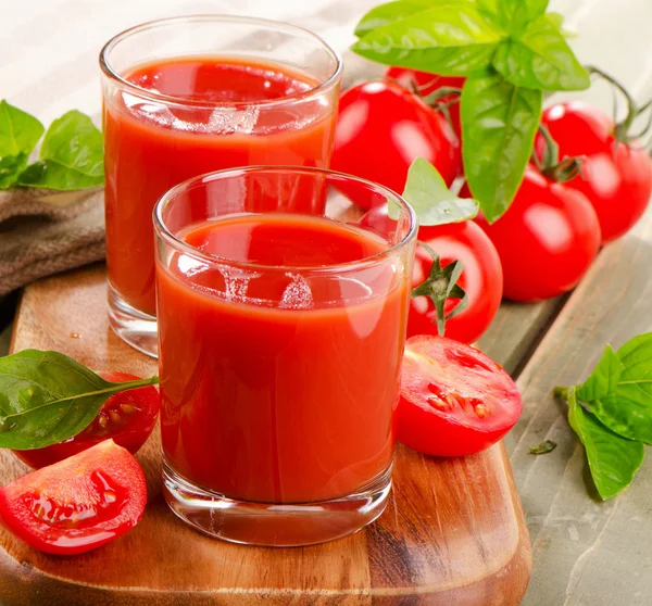 Suco de tomate e tomates frescos — Fotografia de Stock