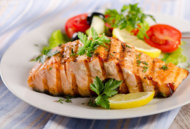 Taze salata somon.