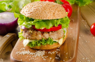 Taze sebzeli hamburger..