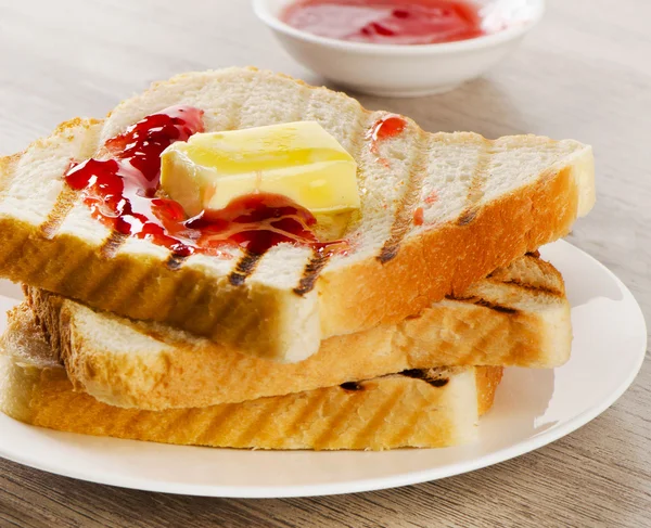 Rebanadas de pan tostado con mantequilla — Foto de Stock