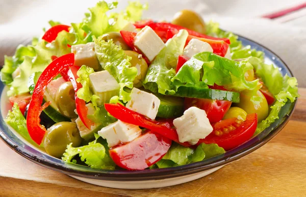 Griekse plantaardige salade — Stockfoto