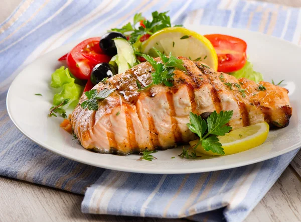 Salmon panggang dengan salad segar. — Stok Foto