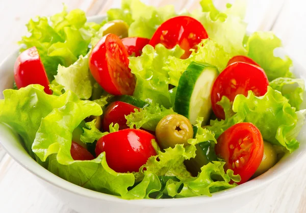 Salada de legumes frescos em uma tigela branca . — Fotografia de Stock