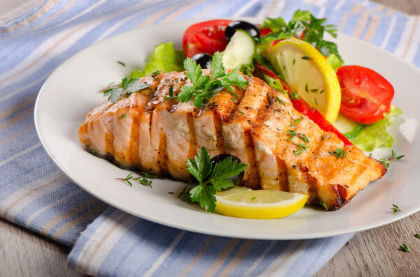 лосось на гриле с салатом.