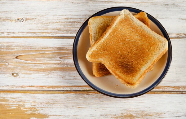 조각 토스트 빵 나무 배경 — 스톡 사진