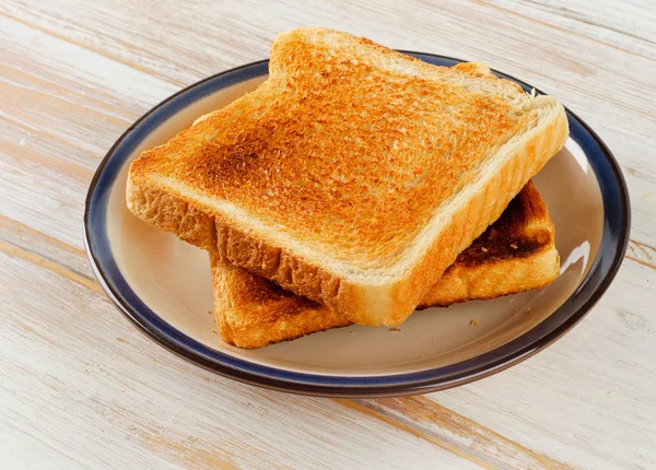 Sneetjes toast brood op houten achtergrond — Stockfoto